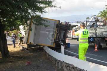Un camión vuelca en el acceso a Telde desde la GC-1/TA.